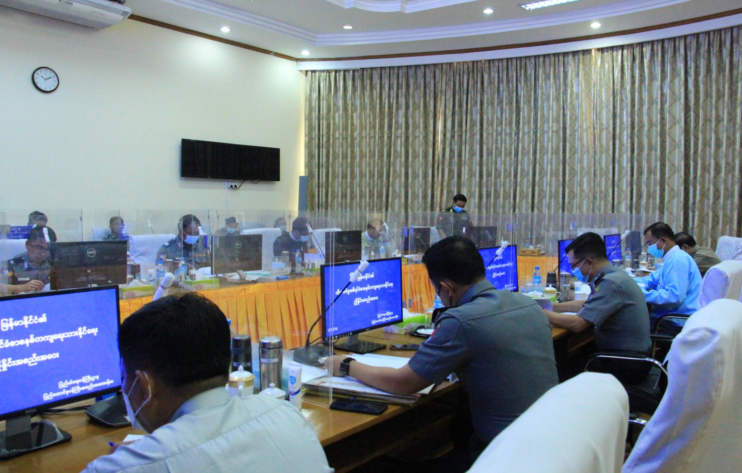 အစည်းအဝေးကျင်းပဆောင်ရွက်နေစဉ်မှတ်တမ်းဓာတ်ပုံများ ၁