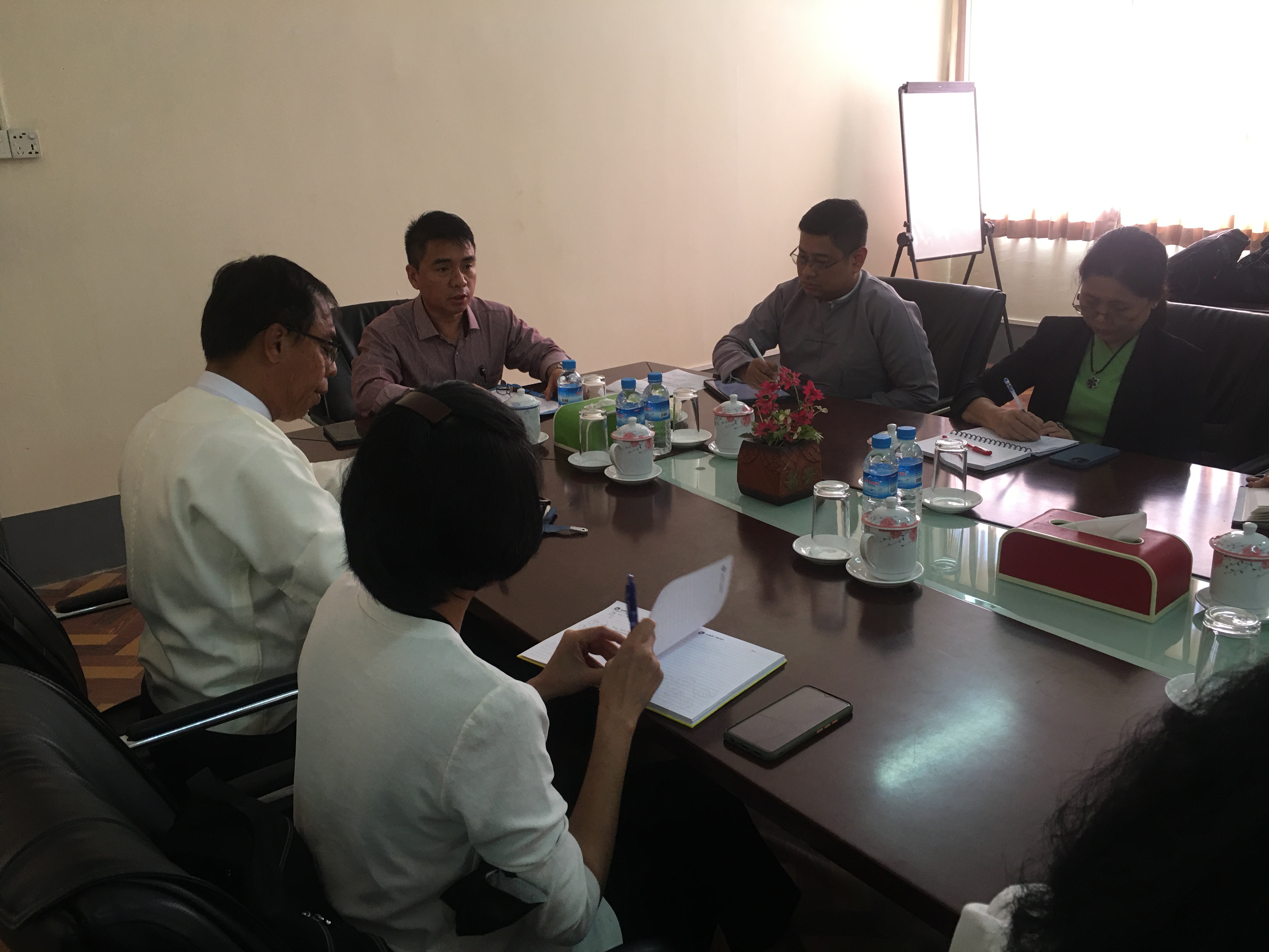 အစည်းအဝေးကျင်းပဆောင်ရွက်နေစဉ်မှတ်တမ်းဓာတ်ပုံများ ၅