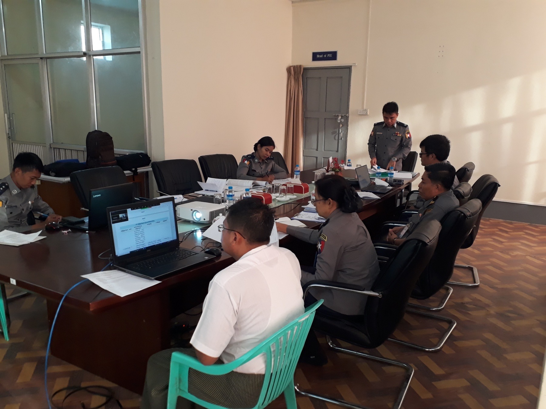 ငွေကြေးဆိုင်ရာစုံစမ်းထောက်လှမ်းရေးအဖွဲ့၊ အဖွဲ့ခေါင်းဆောင် ရဲမှူးချုပ် မျိုးသူစိုး ဆွေးနွေးနေစဉ်