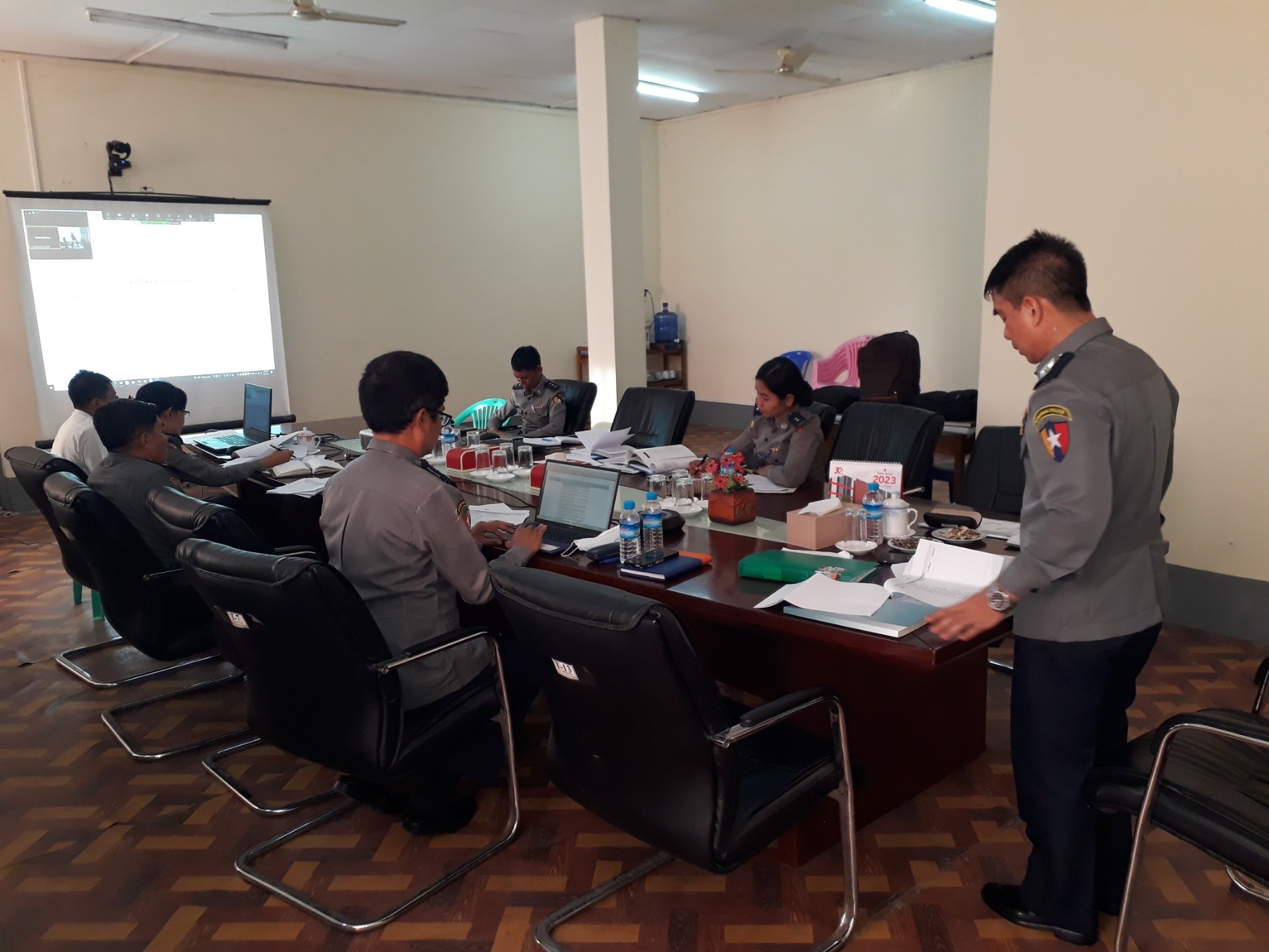 အစည်းအဝေးကျင်းပနေစဉ် ၂